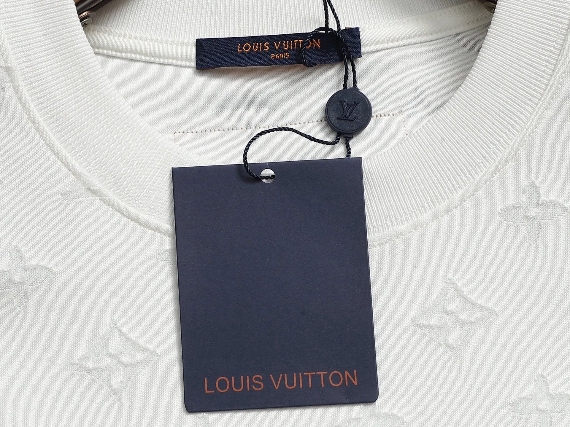 🅿️220 Louis Vuitton/Louis Vuitton Sweater jacquard towel embroidery The large logo is exquisitely upgraded, inspired by the retro embroidery of the 1980s. The original fabric is the same as the official short-sleeved T-shirt. The fabric is dyed in the same vat. It feels very comfortable. The latest brick cabinet synchronization for spring and summer. Fashionable and personalized. Super versatile and good-looking. It is very suitable for both men and women. A must-have for everyone. Hang tag. Collar label. Washed wheat. Complete with three labels. Color: black white. Size: S M L XL